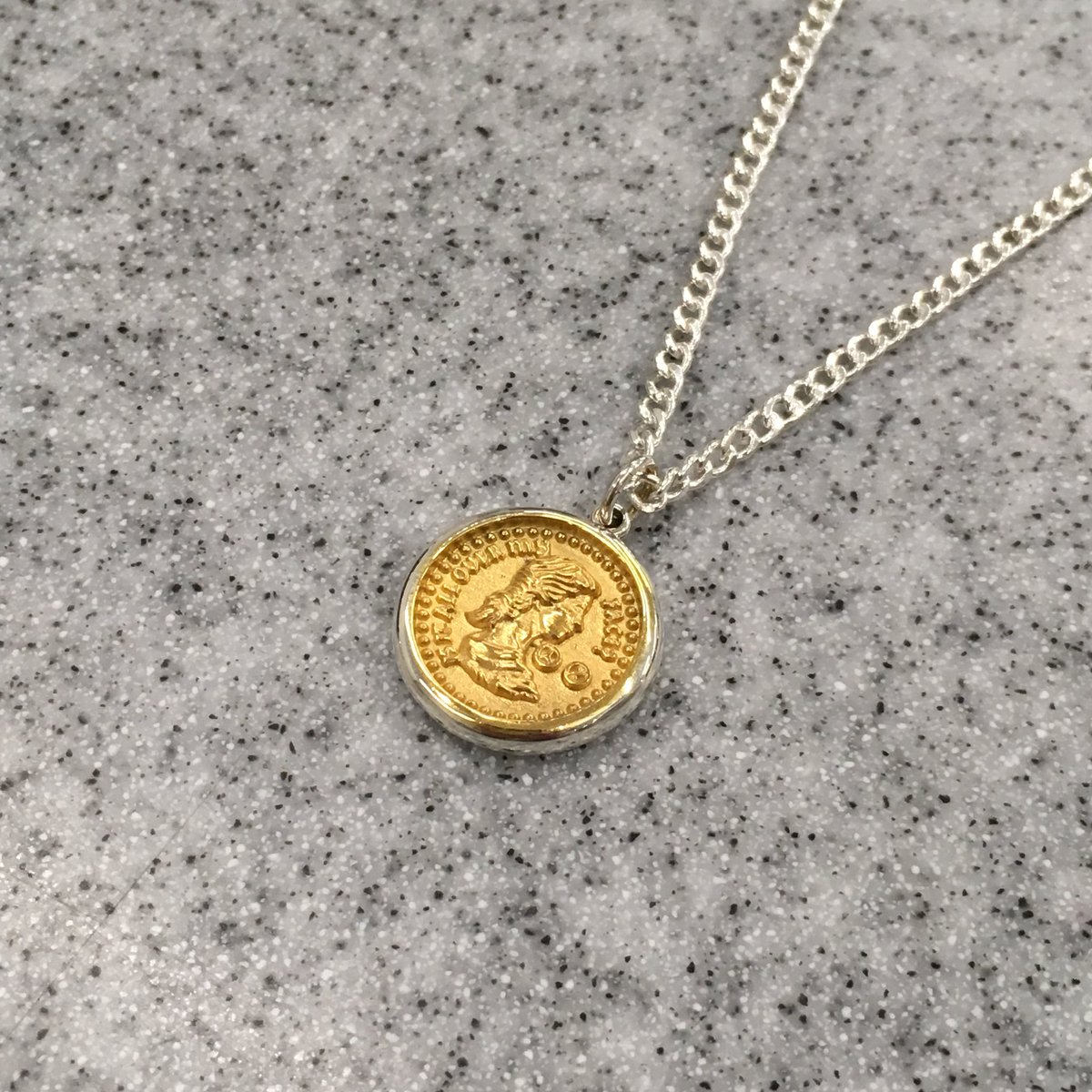 MT_OSAKA_'s tweet photo. 〈MAPLE〉×〈momkey time〉
" COIN NECKLACE "
ヴィンテージコイン調のデザインが目を惹くどんなスタイリングにも合わせられ、上品な印象をも与えるネックレスです。
33,000円(tax in)
#mapleco
#momkeytime https://t.co/qJ8TaJWjeq