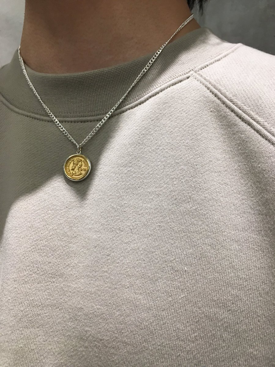 MT_OSAKA_'s tweet photo. 〈MAPLE〉×〈momkey time〉
" COIN NECKLACE "
ヴィンテージコイン調のデザインが目を惹くどんなスタイリングにも合わせられ、上品な印象をも与えるネックレスです。
33,000円(tax in)
#mapleco
#momkeytime https://t.co/qJ8TaJWjeq