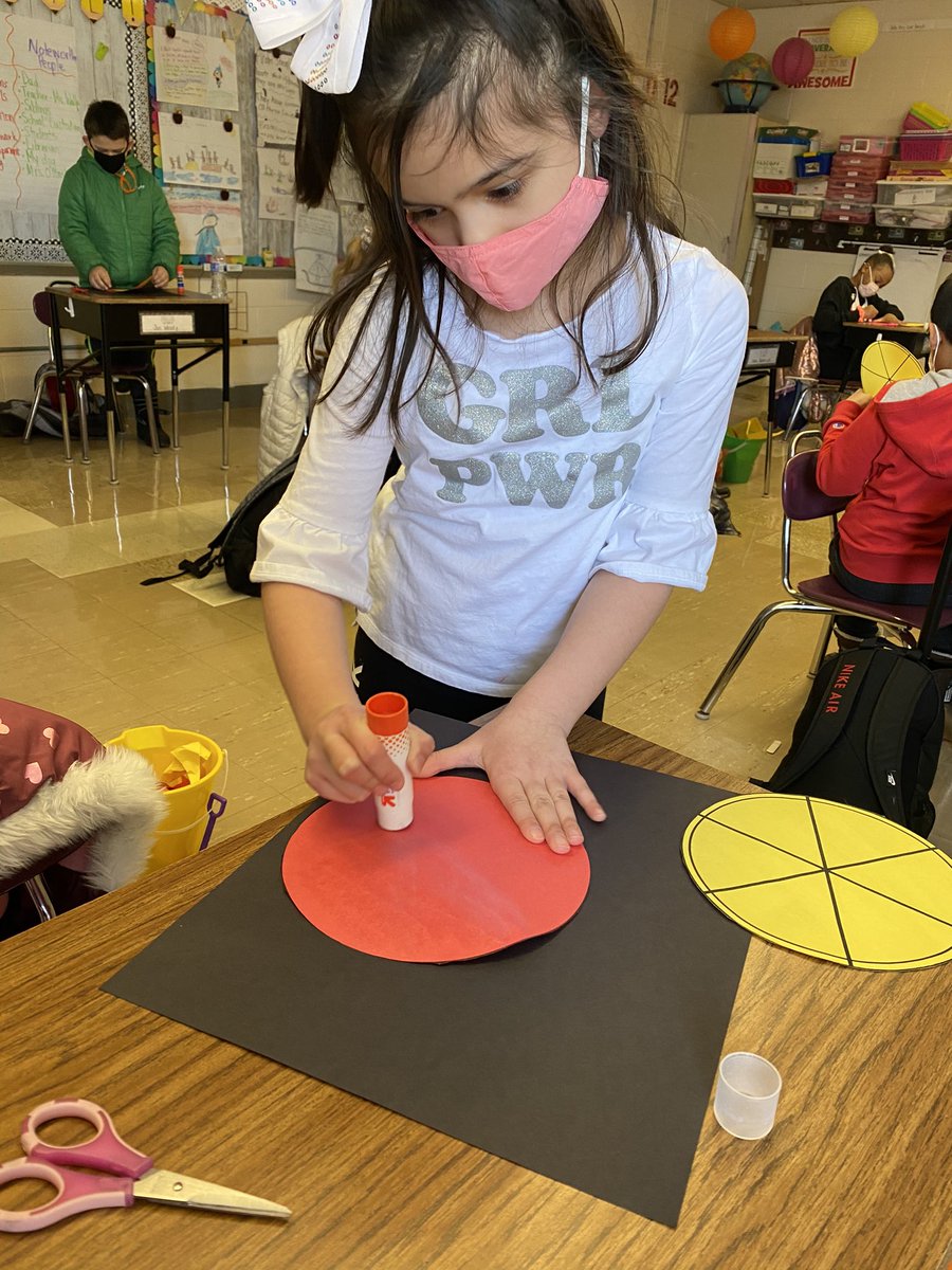 JessicaWalkosz's tweet photo. What’s cookin’ in Room 207?!                    🍕🍕FRACTION PIZZAS!🍕🍕 #D109PRIDE #fractionfun #chefsatwork @BrodnickiSchool https://t.co/p8CU3fffMF