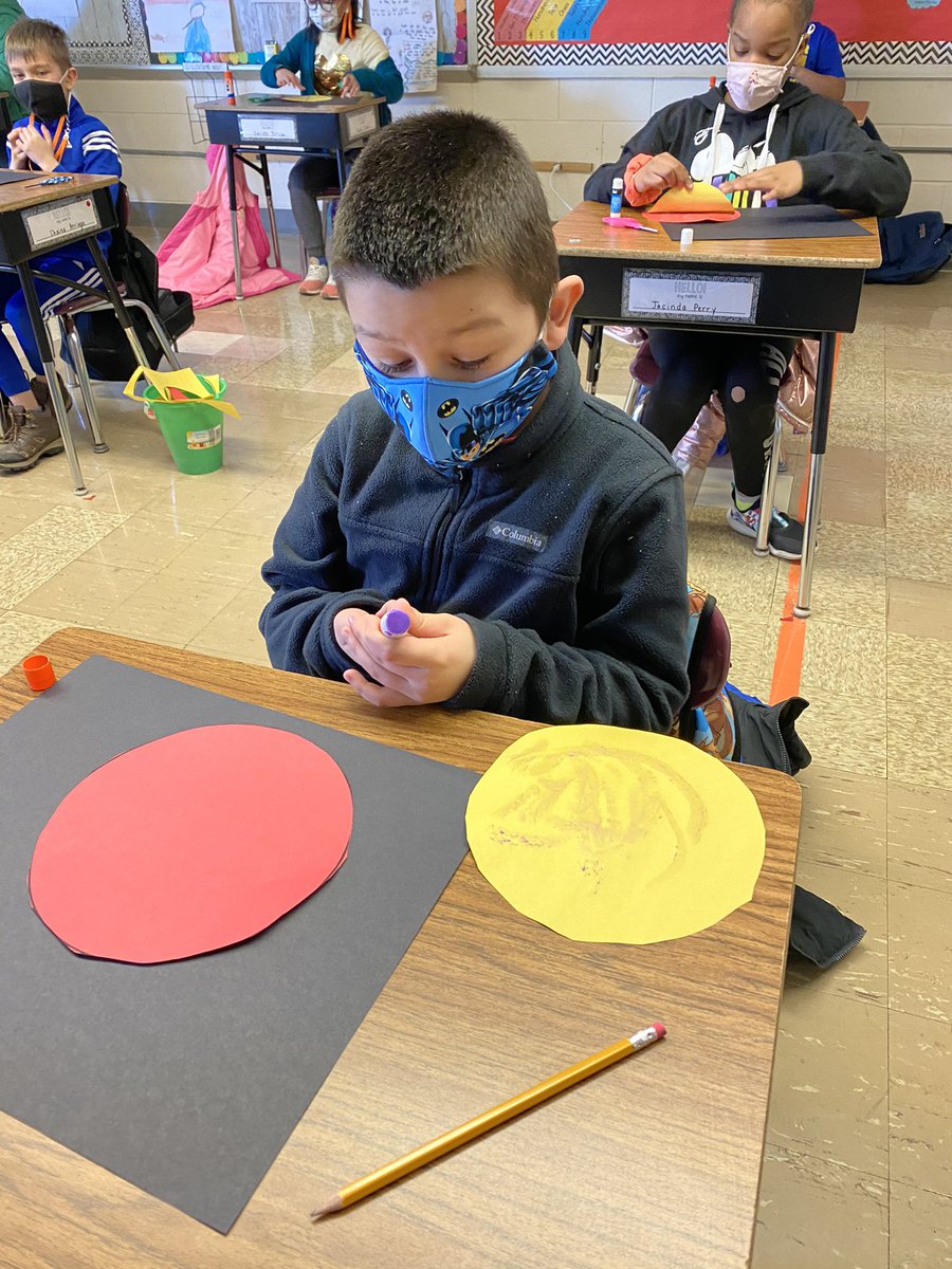 JessicaWalkosz's tweet photo. What’s cookin’ in Room 207?!                    🍕🍕FRACTION PIZZAS!🍕🍕 #D109PRIDE #fractionfun #chefsatwork @BrodnickiSchool https://t.co/p8CU3fffMF