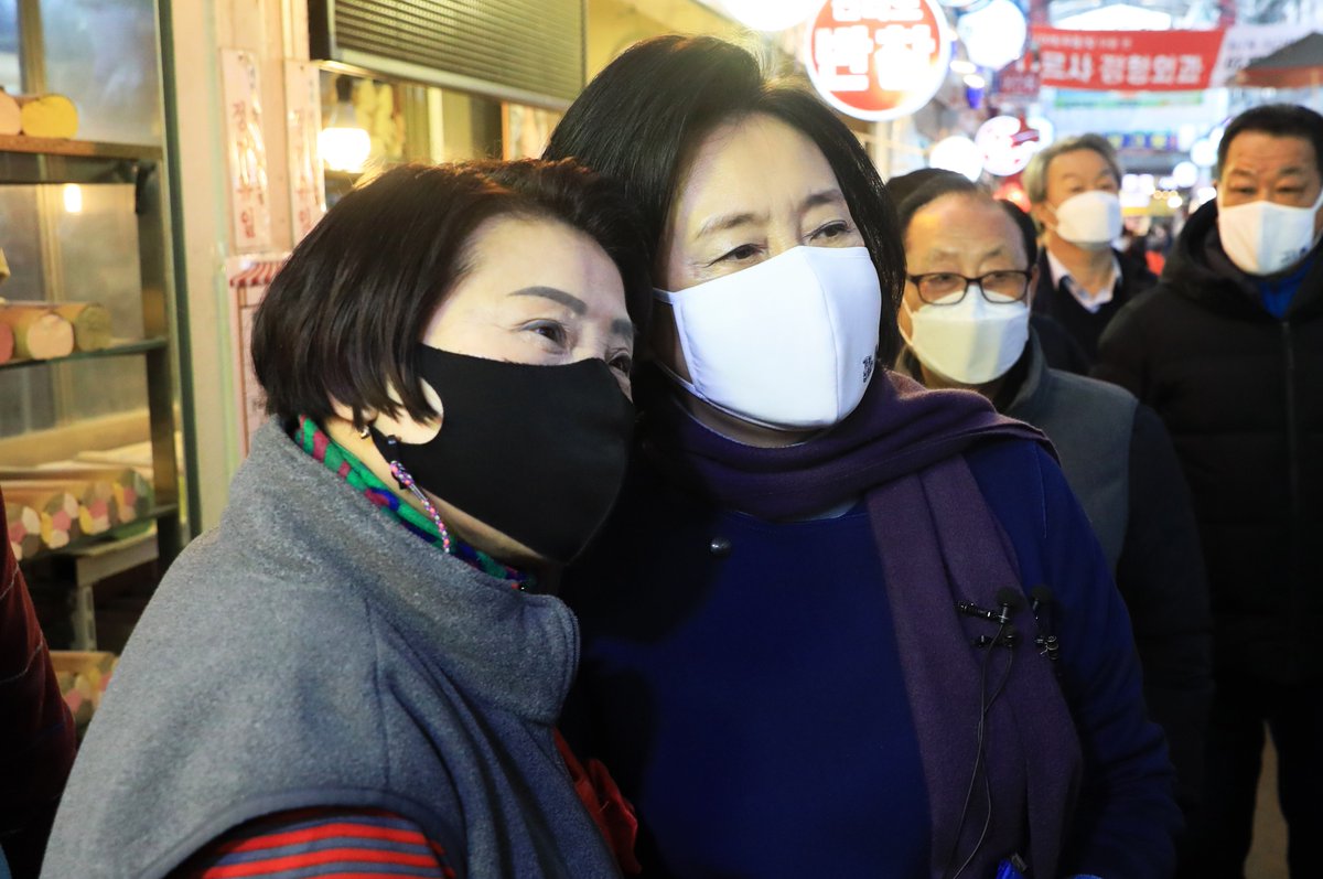 <봄이 오고도 봄이 온 줄 몰랐습니다>

시민들을 만나기 위해 서울을 걷고 걷다가
생각지도 못한 곳에서 목련 한 그루를 만났습니다.

차가운 바람 사이에 수줍게 맺혀있는 
하얀 꽃망울을 만나고야
깨달았습니다.

아, 봄이 왔구나.