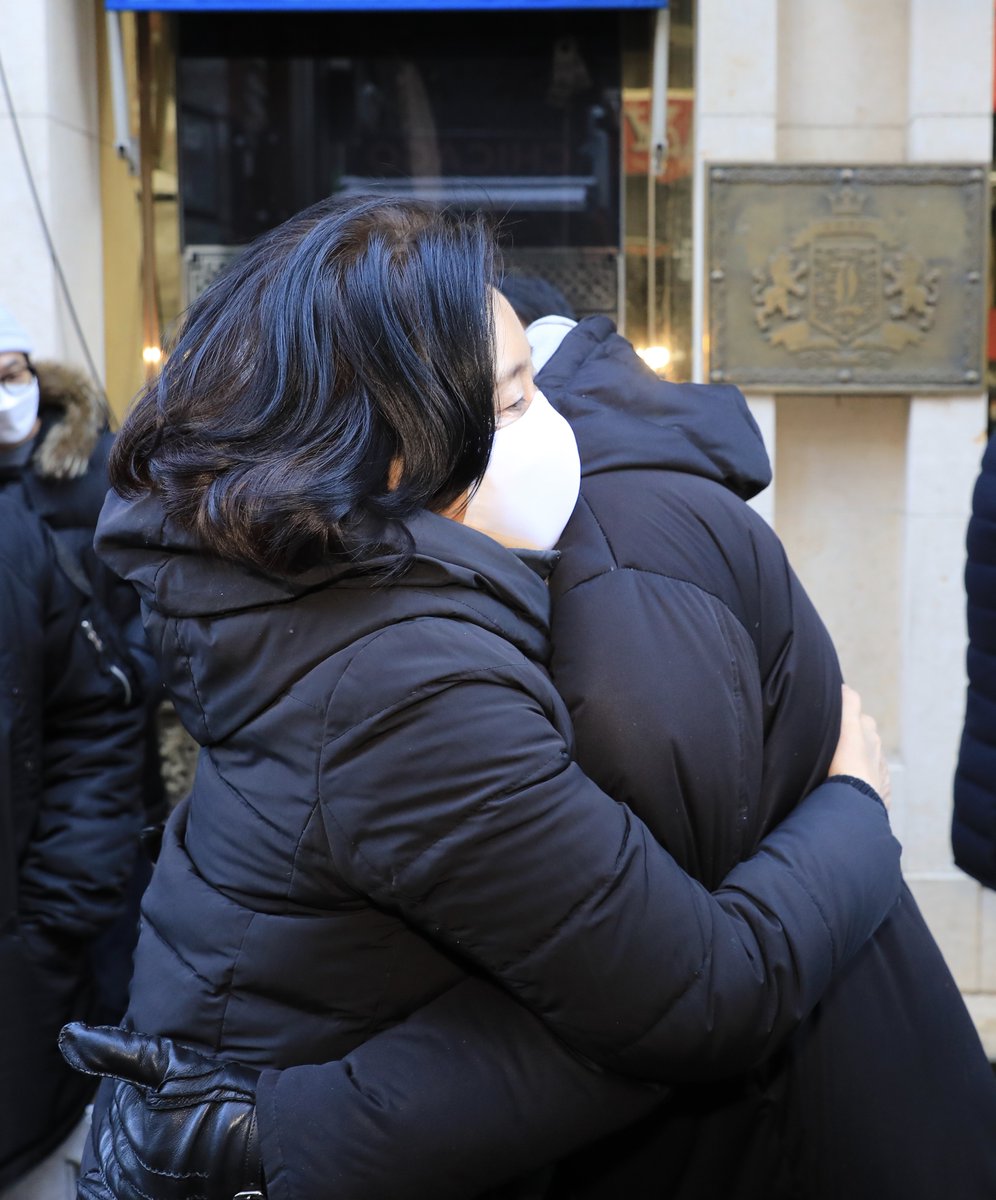 겨우내 잠든 개구리도 깨어난다는 오늘은 경칩입니다.

얼음장 밑으로 봄은 시작됐습니다.
박영선이 그 봄을 이제부터 보여드리겠습니다. 

합니다 박영선,
옵니다 서울의 봄.