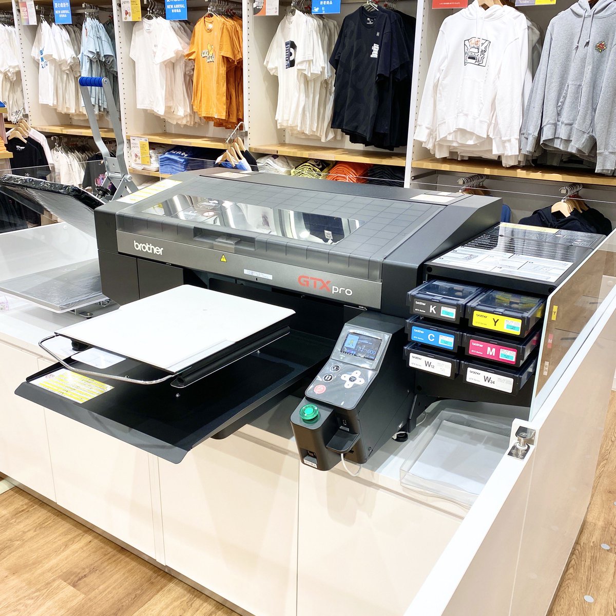 与儀勝之 Masayuki Yogi 今日から ユニクロ イオンモール沖縄ライカム店にて 新サービス始まりました 店舗内に導入したプリンターによって その場でutme のスタンプ プリントで自分だけの1着が作れるという Utme Uniqlo ユニクロ ライカム 与儀勝之 Masayuki Yogi 今日から ユニクロ イオンモール沖縄ライカム店にて 新サービス始まりました 店舗内に導入したプリンターによって その場でutme のスタンプ プリントで自分だけの1着が作れるという Utme Uniqlo ユニクロ ライカム