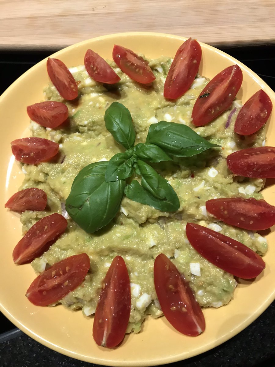 chica_twopatch's tweet photo. #Frühstück selbst gebacken und gekocht 🧑‍🍳 
#Gewürz-#Nuss-#Topfbrot #Abocadodip https://t.co/EUHeAKcc0v