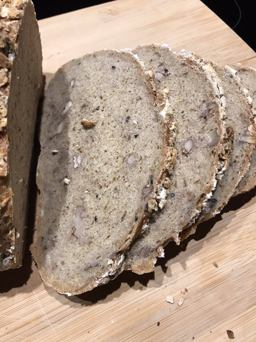 chica_twopatch's tweet photo. #Frühstück selbst gebacken und gekocht 🧑‍🍳 
#Gewürz-#Nuss-#Topfbrot #Abocadodip https://t.co/EUHeAKcc0v