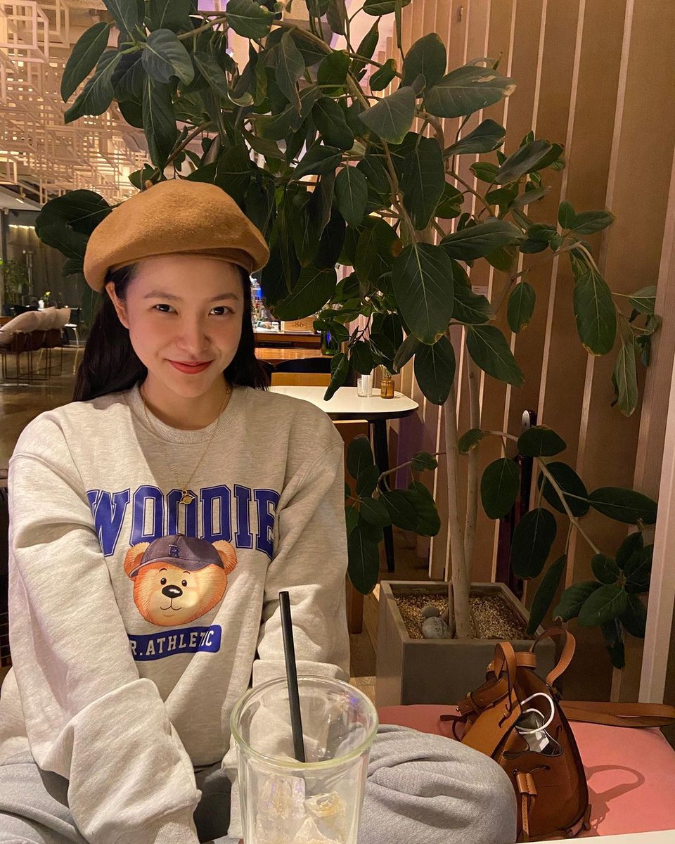 kyeochingu's tweet photo. Realitas web #RedVelvet #Yeri 'Yeri's Room' season 2 tiba-tiba dibatalkan. "Yeri's Room" dijadwalkan mulai ditayangkan pada bulan Maret. Namun, menurut pemberitahuan terbaru Dum Dum Studio,"Yeri's Room" sekarang telah dibatalkan karena "keadaan bisnis yang tidak terduga". https://t.co/DZgn4OS1Le
