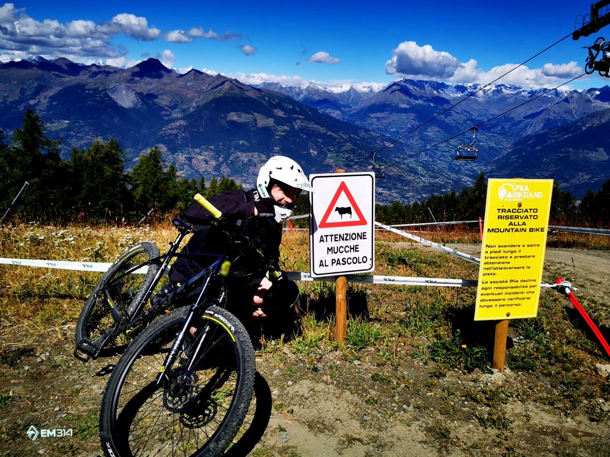E_Macaluso's tweet photo. ITA: Si, hai visto bene… mucche sul trail! Roba da pneumatici ben piantati per terra!
ENG: Yes, you got it right ... cows on trail! Losin’ grip is not an option!
#MichelinItalia #Michelin #RideOnMichelin #EM314 #EM314Official #emmanuelemacaluso #mtb #xc #xcforce #RideWithTheWolf https://t.co/vNe6GXS9ch