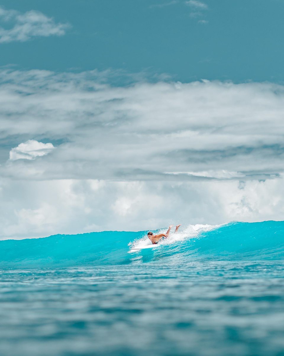 SurfGirlMag's tweet photo. Hands up if your favourite colour is blue !
 @curvysurfergirl
"Sliding into Monday 🌊" https://t.co/K7MkZFisSi
