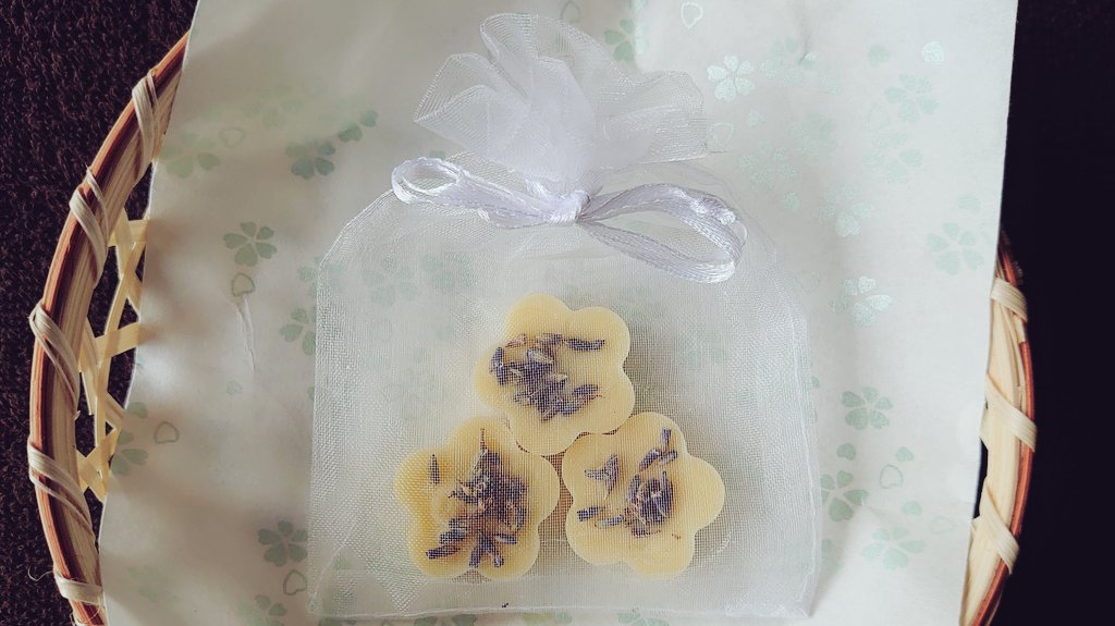 アロマクラフト プチグレン 北海道おかむらさきラベンダーの香り ハートアロマワックスサシェ T Co Ydpivistye 北海道ラベンダーの香り お花アロマワックスサシェ T Co Omtegbxdse ヨーロッパでは ラベンダーサシェを クローゼットに