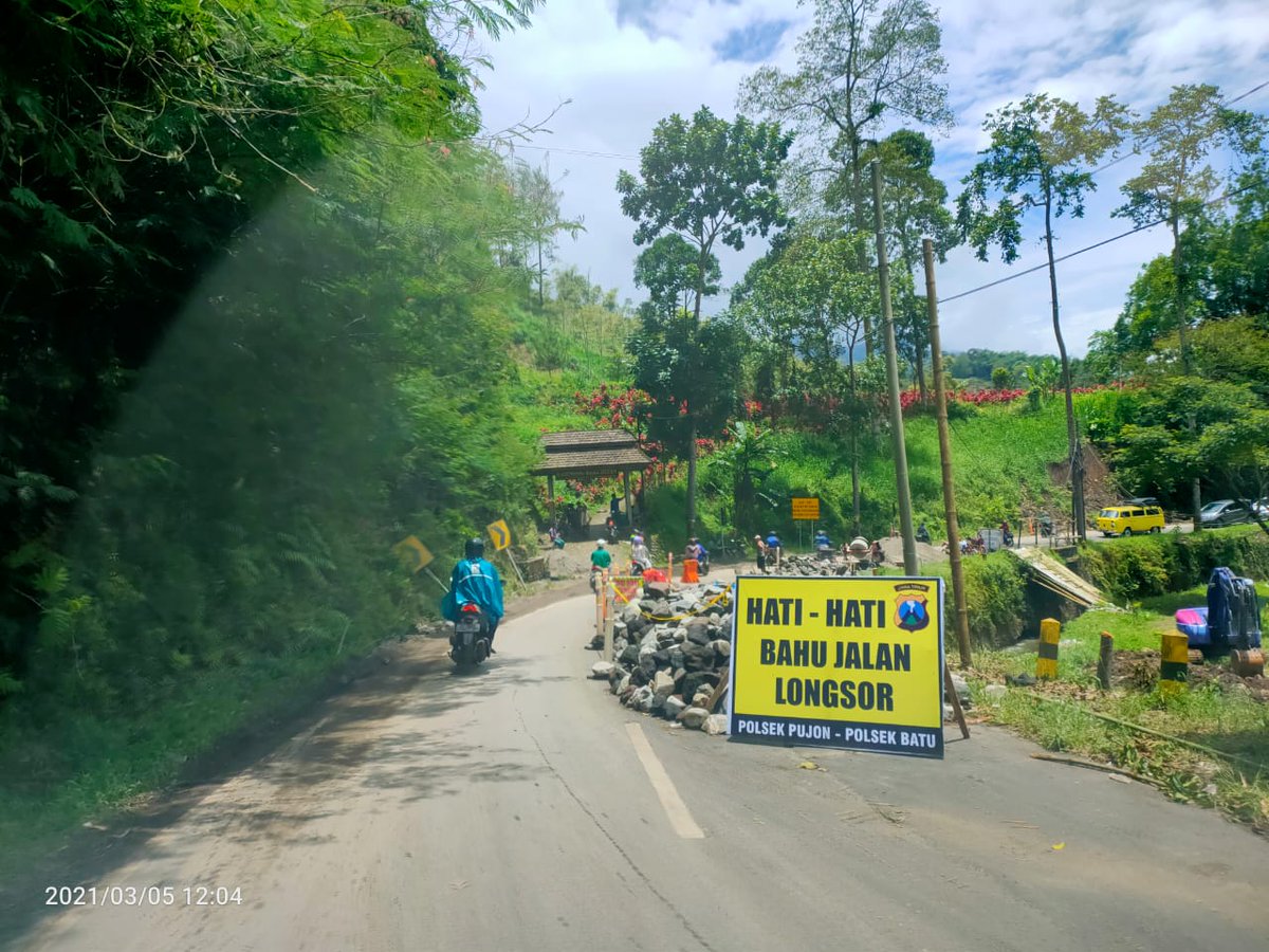 cityguide911fm's tweet photo. 15.08 sistem buka tutup di sekitar rest area Ngroto - Pujon. imbas pengerjaan plengsengan ambrol.
antrian lumayan panjang, cuaca cerah (pd-ax).
@infomalang @LalinNews @bpbdkabmalang @LantasResMlg https://t.co/NgqrgArLYy
