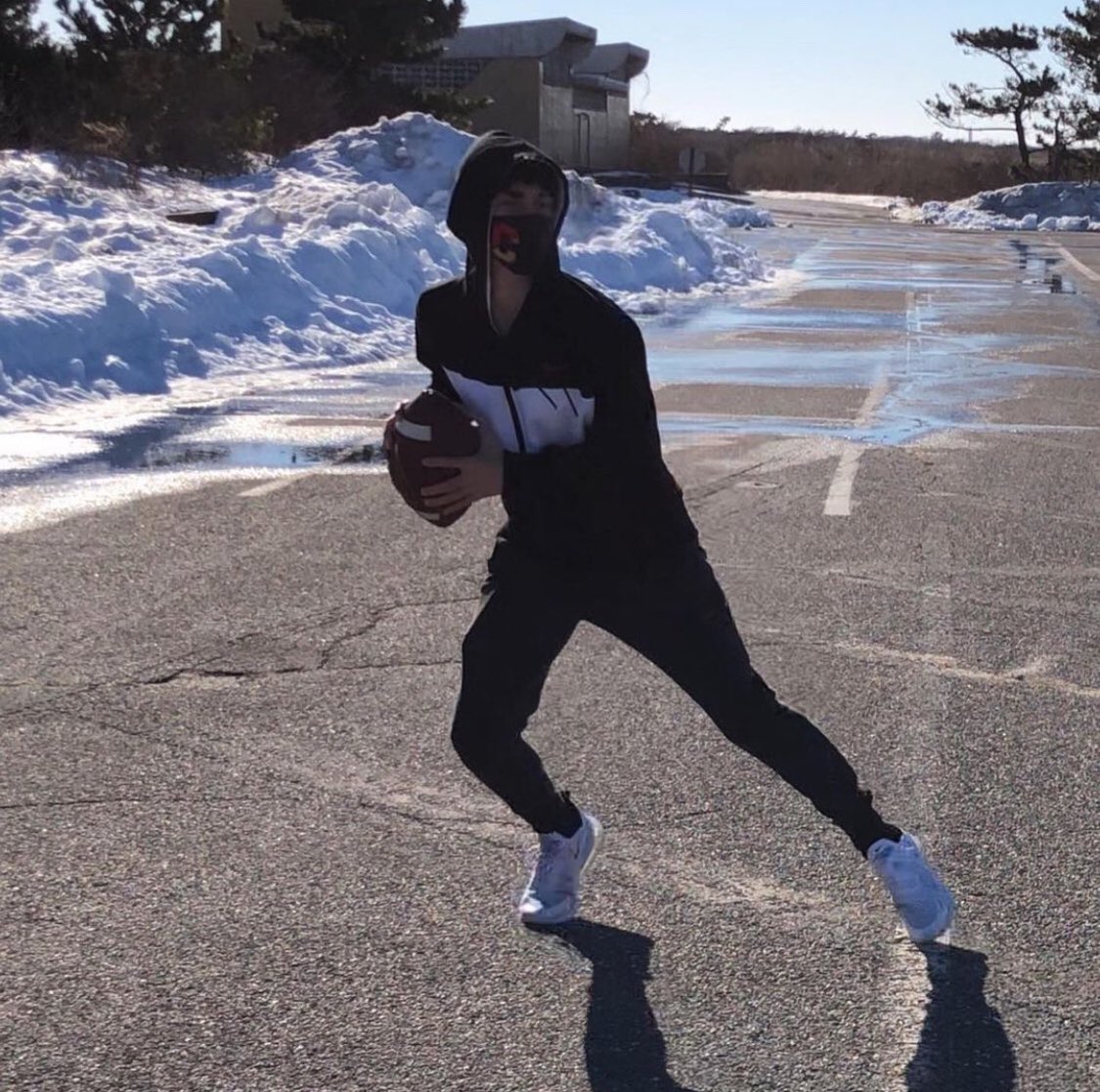 MarcoIIIQB's tweet image. This week back home in New York, the weather is a little different than in Florida ... but even if there is still some snow left on the ground, I need to get time in at the office ▶️🏈🍎 #QB2025 #KeyQB #NYC #NY #LongIsland #Florida #Football #LetsGo #Practice #March