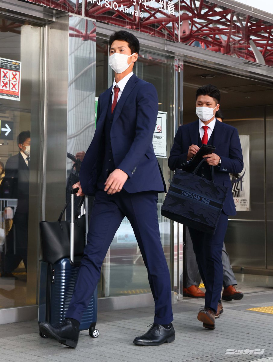 日刊スポーツ 巨人担当 S Tweet gコレ 札幌移動編 新千歳 高校を卒業したアッキーが北海道上陸です 学ラン姿もいいですが 手足が長いのでスーツもビシッと決まってかっこいいですね 後ろにはキャプテンの姿が 秋広優人 坂本勇人 巨人 Kyojin 日刊スポーツ 巨人担当 S Tweet gコレ 札幌移動編 新千歳 高校を卒業したアッキーが北海道上陸です 学ラン姿もいいですが 手足が長いのでスーツもビシッと決まってかっこいいですね 後ろにはキャプテンの姿が 秋広優人 坂本勇人 巨人 Kyojin