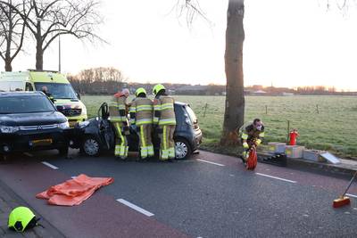 Brandweer bevrijdt beknelde vrouw uit auto na ongeluk in Asperen..