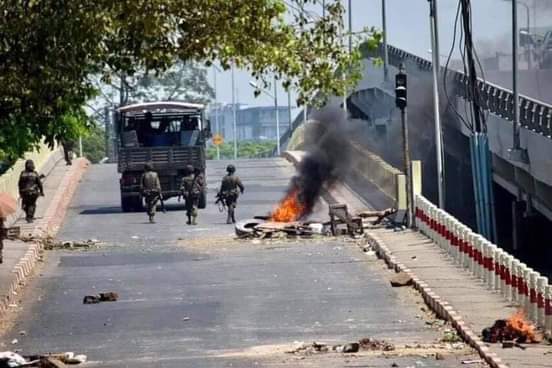 KyalEain's tweet photo. The dictatorial armed forces set fire to the barricades of the people.  The people had to put out the fire.

#Mar5Coup
#MilitaryCoupInMyanmar
#WhatsHappeningInMyanmar https://t.co/VDIxIpaODm