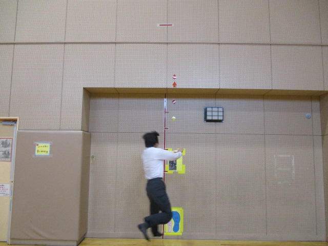 さかえまち児童館 ホールの壁にはちむらるい選手の最高到達点を表示してみました 今日は高校生が挑戦s 撮影もなかなか難しいs ゚d゚lll ガーン みんなも挑戦してみてください 日野市 児童館 居場所 バスケ 最高到達点 さかえまち児童館 ホールの壁にはちむらるい選手の最高到達点を表示してみました 今日は高校生が挑戦s 撮影もなかなか難しいs ゚d゚lll ガーン みんなも挑戦してみてください 日野市 児童館 居場所 バスケ 最高到達点