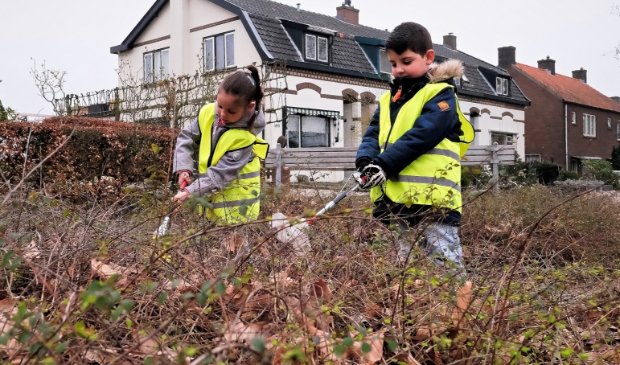 hengeloweekblad's tweet photo. Zwerfvuil te lijf tijdens Landelijke Opschoondag  -  https://t.co/EFJ4UGootu https://t.co/bq2o4PoFOo