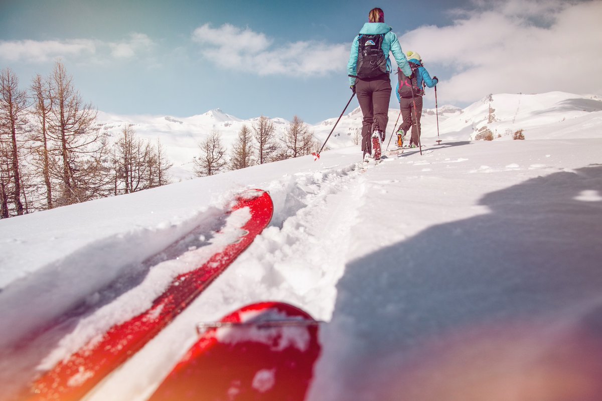 valaiswallis's tweet photo. Ascensions à travers les #paysages blancs immaculés et descentes dans la poudreuse - le @valaiswallis offre un cadre incomparable pour la pratique du #ski de randonnée. Coup de cœur assuré pour tous les amoureux de la #montagne: https://t.co/0dwrFPdKuT https://t.co/HRrTX9Uv9w