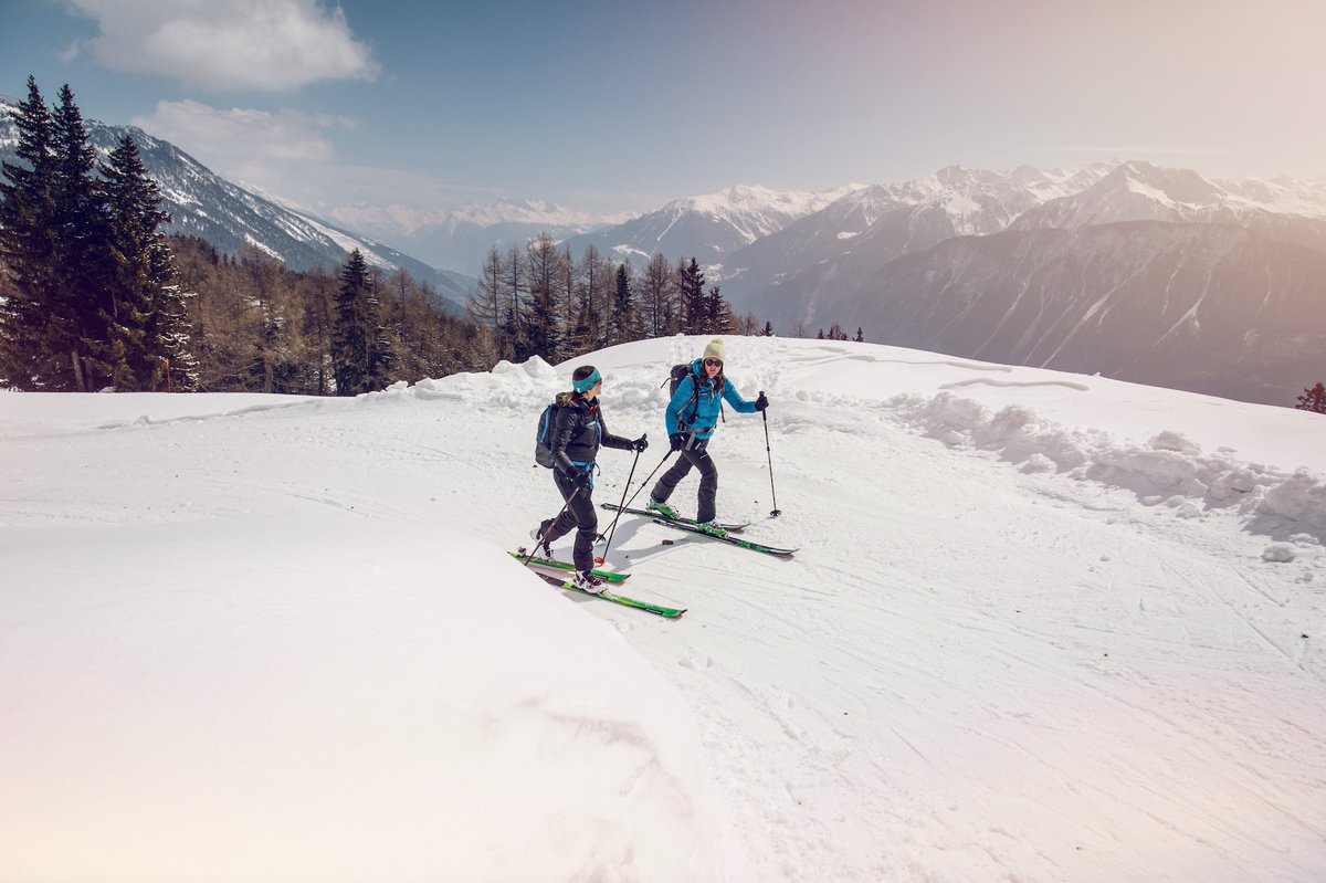 valaiswallis's tweet photo. Ascensions à travers les #paysages blancs immaculés et descentes dans la poudreuse - le @valaiswallis offre un cadre incomparable pour la pratique du #ski de randonnée. Coup de cœur assuré pour tous les amoureux de la #montagne: https://t.co/0dwrFPdKuT https://t.co/HRrTX9Uv9w