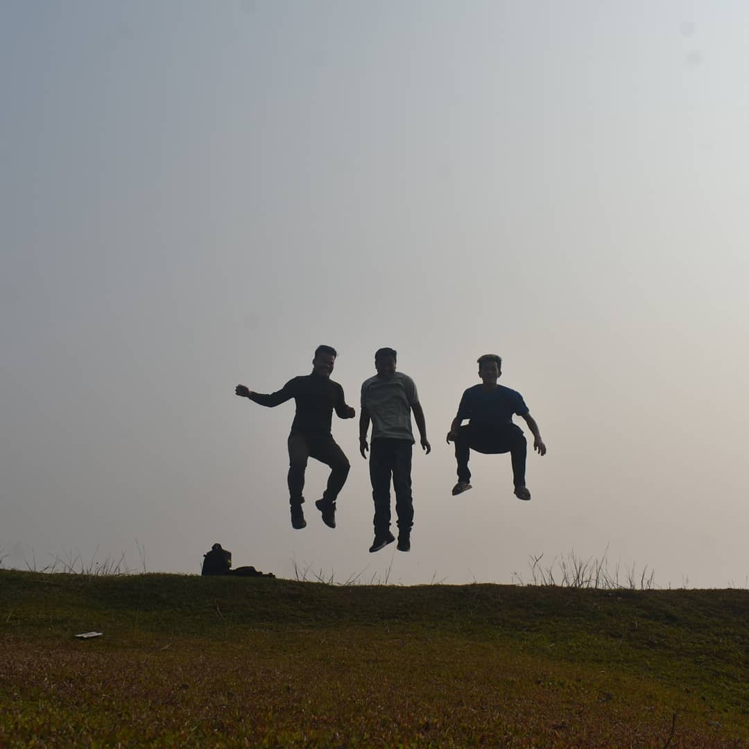 EngtiAkash's tweet photo. People change. Friends sometimes become strangers, but the memories will never change.
. 
. 
. 
. 
#howraghat
#bwphotography
#akashengtiphotography https://t.co/1DZ4vAXyIV