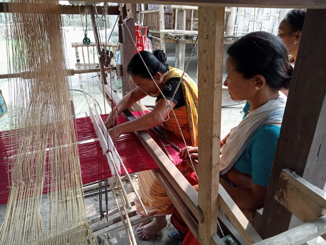 Impulse_Empower's tweet photo. Master Artisans from Morisuti and Baligaon collectively provide training engaging weavers to weave #indigenous design patterns as part of Design Development Workshop #ImpulseModel Prevention #RuralFurtures 
@naturenomics @ElephantCountry @inBritish
#Handlooms #WomenLead #SDG https://t.co/BmSoHNAgTe