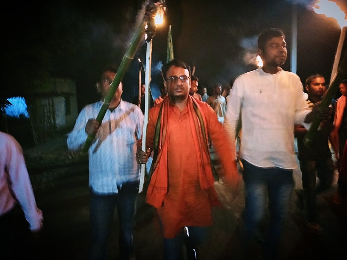 BjpKundu's tweet photo. বীরভূম জেলার বোলপুরে ব্রিগেড সমাবেশ কে সাফল্য মন্ডিত করতে মশাল মিছিল করা হয়েছে উক্ত কার্যক্রমে উপস্থিত ছিলেন বীরভূম জেলা যুব মোর্চা সহ সভাপতি সৌরভ নীল মজুমদার মহাশয়
@AmitShah @DilipGhoshBJP @MukulR_Official @shivprakashbjp @blsanthosh @KailashOnline @MenonArvindBJP https://t.co/In6lkmxjCt