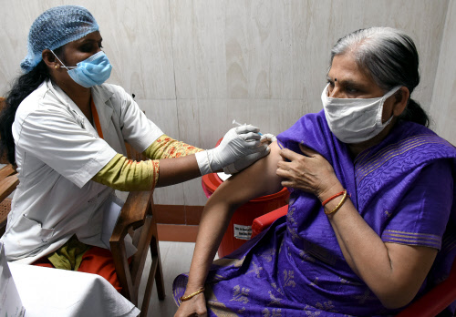 timesofindia's tweet photo. More than 13.8 lakh (13,88,170) #COVID19 vaccine doses have been administered across the country in the last 24 hours: Ministry of Health &amp; Family Welfare 

#Covid19 LIVE Updates: https://t.co/wTj1ZOGg3c https://t.co/ibhZbXVvFv