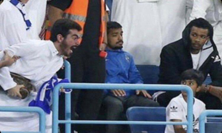 هذا مشجع هلالي بكى بحرقه بعد خسارة فريقه 5/0 من التعاون، وبعد انتشار صورته قدمت له إدارة الهلال تذكرة مجانيه لحضور المباراة الاخرى مع التعاون في الدوري ووعدوه اللاعبين بالانتصار ورد الثأر ثم ماذا ؟
خسر الفريق 2/0 وبكى ثاني مرة اخرى 😂😂
