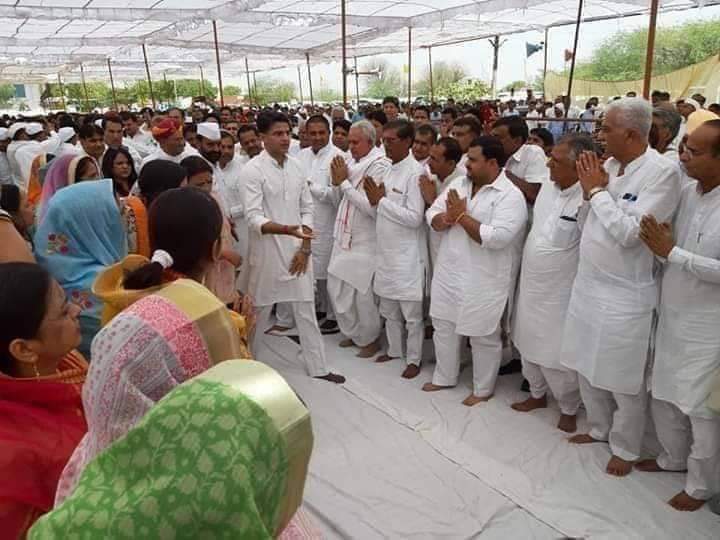 मैं पलटकर आऊँगा शाखाओं पर खुशबु लेकर ,
पतझड़ की जद में हूं , जरा मौसम बदलने तो दो ।
  
         #ThePilot ✈️   Sachin Pilot