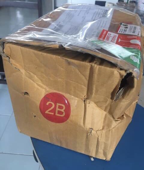 TanaTangmo's tweet photo. #SCGexpress แย่มาก สภาพนี้ กล่องโดนแกะ สั่งผลไม้มานน.ของก็ไม่ถึงที่งที่แม่ค้าให้เกินมา ...มึงอยากกินมากใช่มั้ย มาบอกกูค่ะจะจุดธูปใส่บาตรไปให้ https://t.co/BWyrOG1ebf