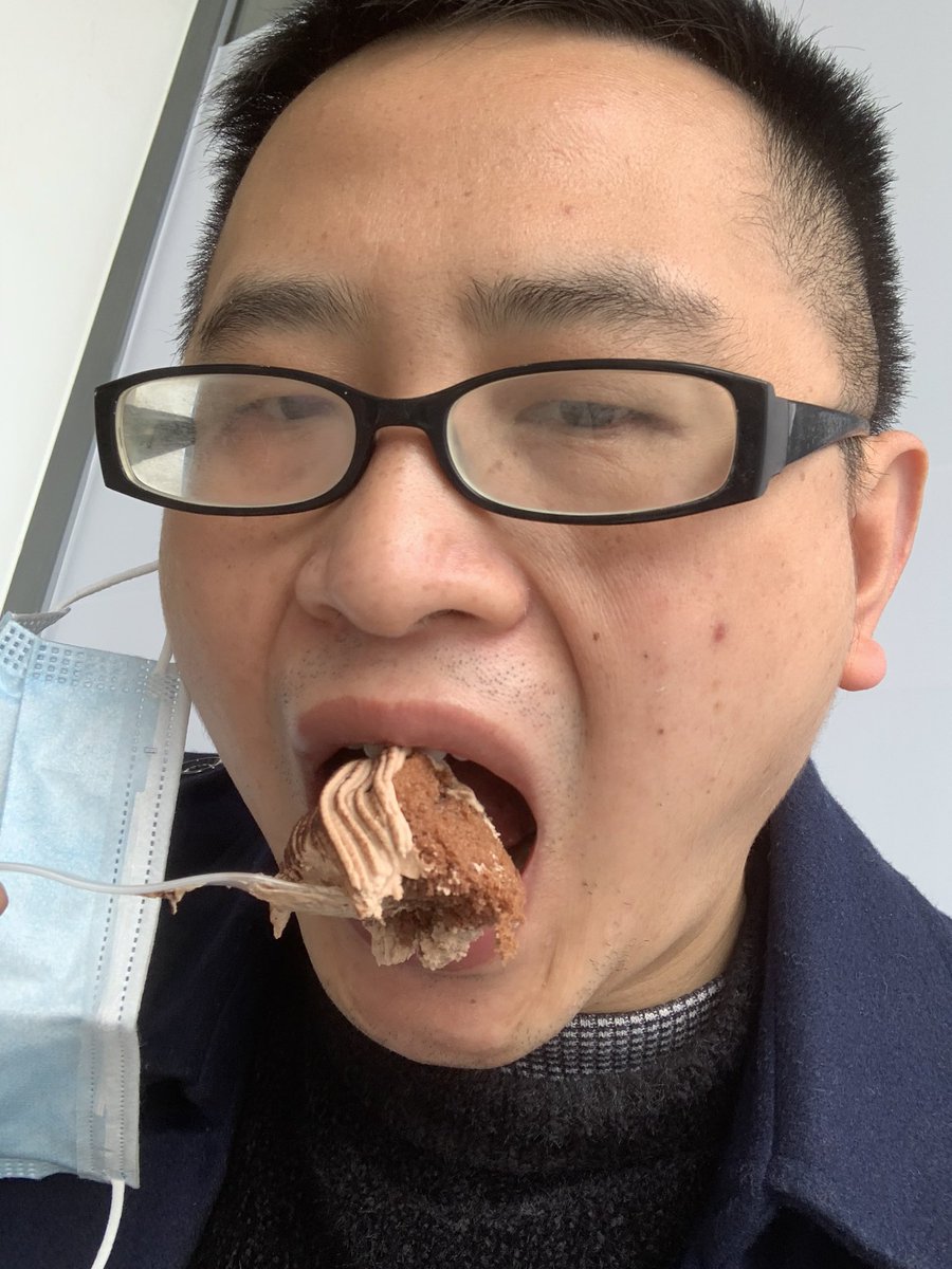JamesCageWhite's tweet photo. I want to lose weight, but it seems very hard , and I’m eating chocolate cake as reward, very yummy very delicious I like it. Don’t tell my mother, she will be very angry to see this 😭 https://t.co/alFEUEz5N9