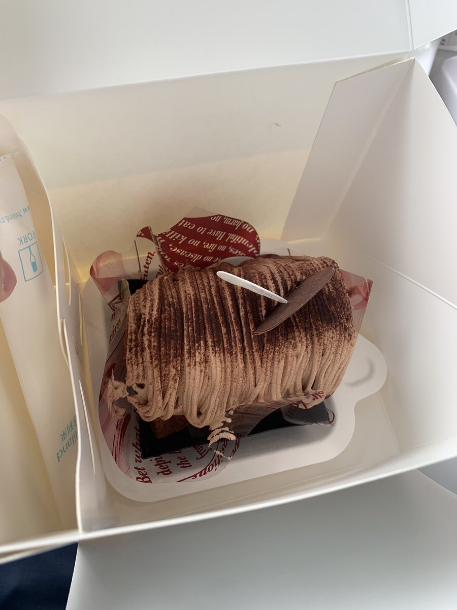 JamesCageWhite's tweet photo. I want to lose weight, but it seems very hard , and I’m eating chocolate cake as reward, very yummy very delicious I like it. Don’t tell my mother, she will be very angry to see this 😭 https://t.co/alFEUEz5N9