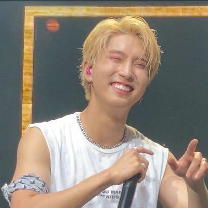 no thoughts just han jisungs smiles </3