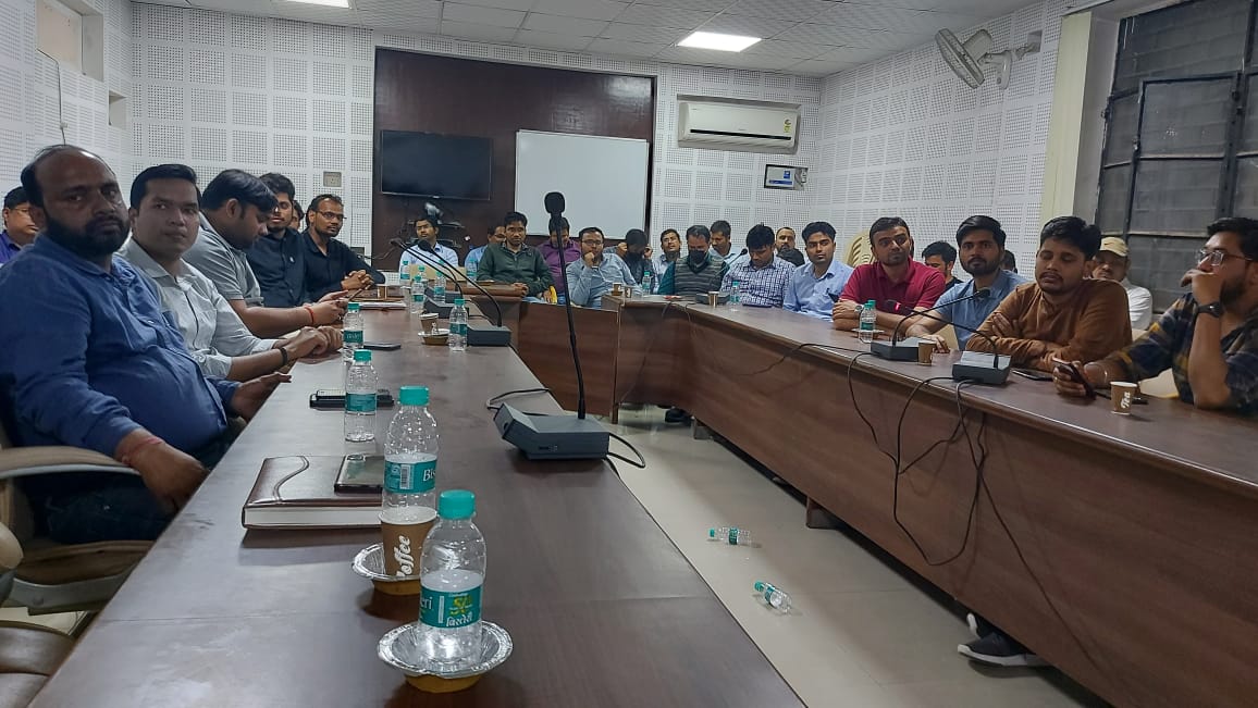 AbhiyantaSangh's tweet photo. अभियंता संघ मुरादाबाद की मासिक बैठक में वर्तमान में संसाधनों की कमी एवं प्रबंधन द्वारा हो रहे उत्पीड़न के बावजूद भी OTS को सफल बनाने की शपथ ली।अभियन्ता संघ मुरादाबाद  ने सभी साथियों को डायरी भेंट की एवं मुख्य अभियंता के निर्देशन में 100% probe billing कराने की शपथ ली |
@UPRVPAS https://t.co/K2xgM4S3Et