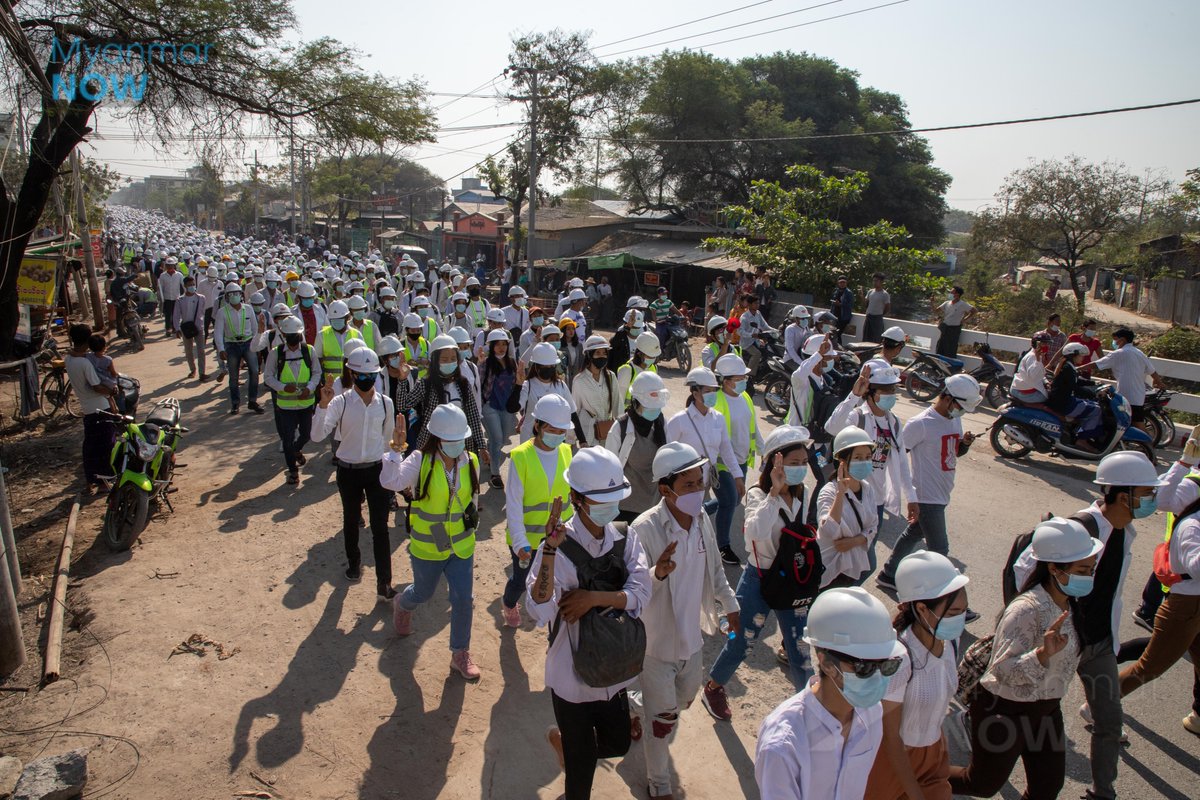 Myanmar_Now_Eng's tweet photo. Despite lethal crackdowns, the protesters keep returning to the streets across Myanmar. Here is the mass protest against the military junta on Friday morning in Mandalay. 

#WhatsHappeningInMyanmar #2021uprising https://t.co/Bf6aNv706S