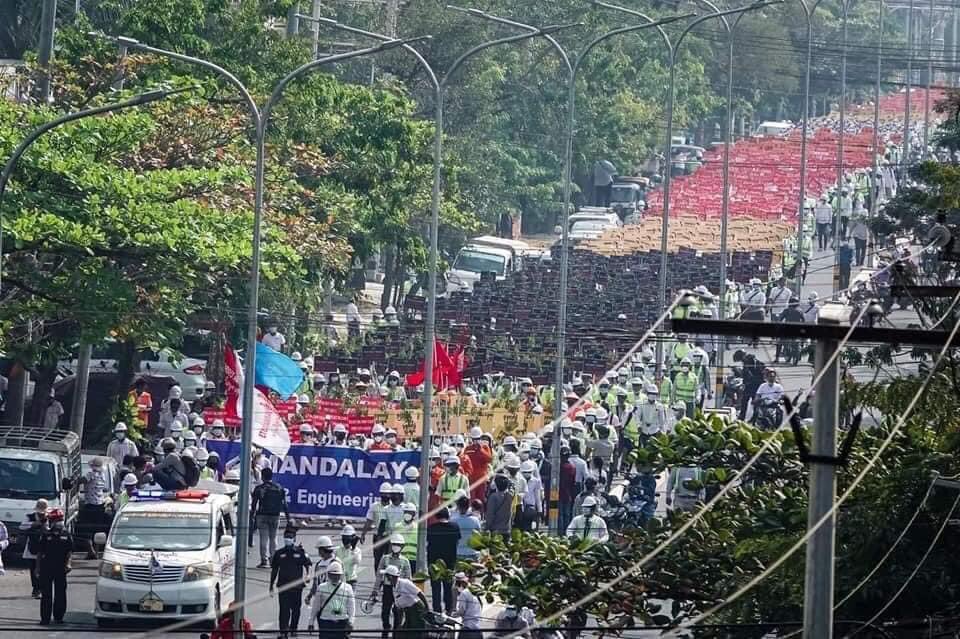 Pencilo4's tweet photo. Peaceful protesters in #Mandalay . 5 March 2021.
FASCIST MILITARY

#WhatsHappeningInMyanmar
#Mar5Coup https://t.co/M85JvMvYP4