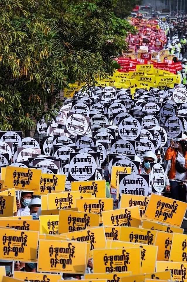 MyanmarBorahae's tweet photo. Today at Mandalay
People are still peacefully protesting against the Military.
#Mar5Coup 
#WhatsHapppeningInMyanmar https://t.co/J8154oXmZo