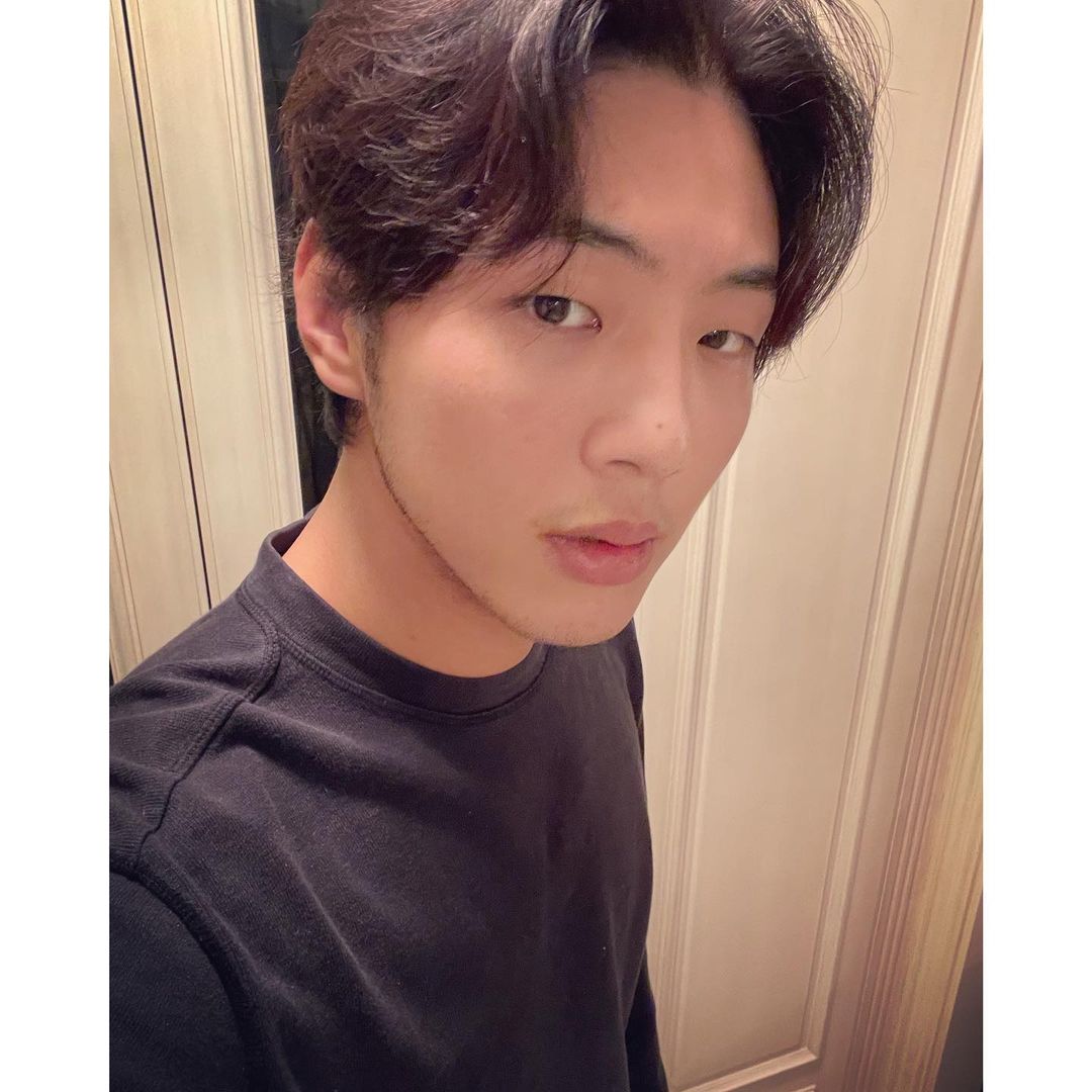 kyeochingu's tweet photo. #JiSoo akan mendaftar untuk tugas wajib militer akhir tahun ini di bulan Oktober. Ji Soo menerima panggilan wajib militernya pada bulan Desember dan akan menjalani masa pelatihan dasar selama 4 minggu, setelah itu dia akan menjalankan sisa tugasnya sebagai pekerja layanan publik. https://t.co/kROuWwonem