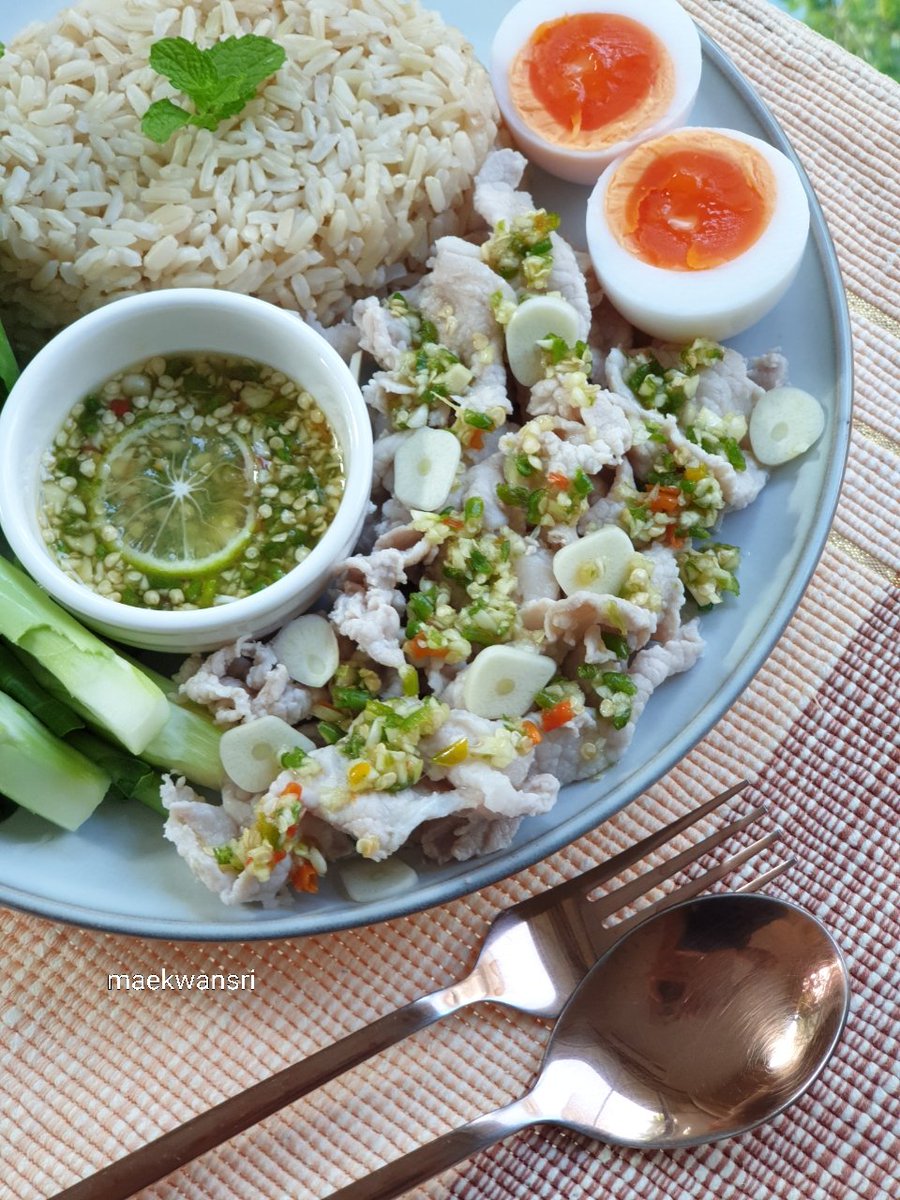 KwansriR's tweet photo. นำเสนอมื้อเที่ยงหมูมะนาวกับน้ำจิ้มซีฟู้ดจ้า https://t.co/HN1bQmjqR3
