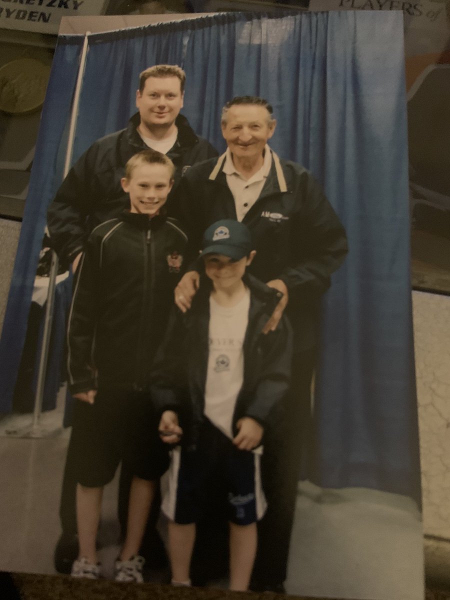 Bucky19's tweet photo. RIP #WalterGretzky - Always a great Hockey Ambassador #FrostedTips https://t.co/hfRdVpKb13
