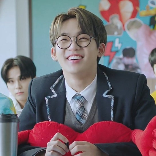 EvsQpYTVkAMhzTf?format=jpg&name=small