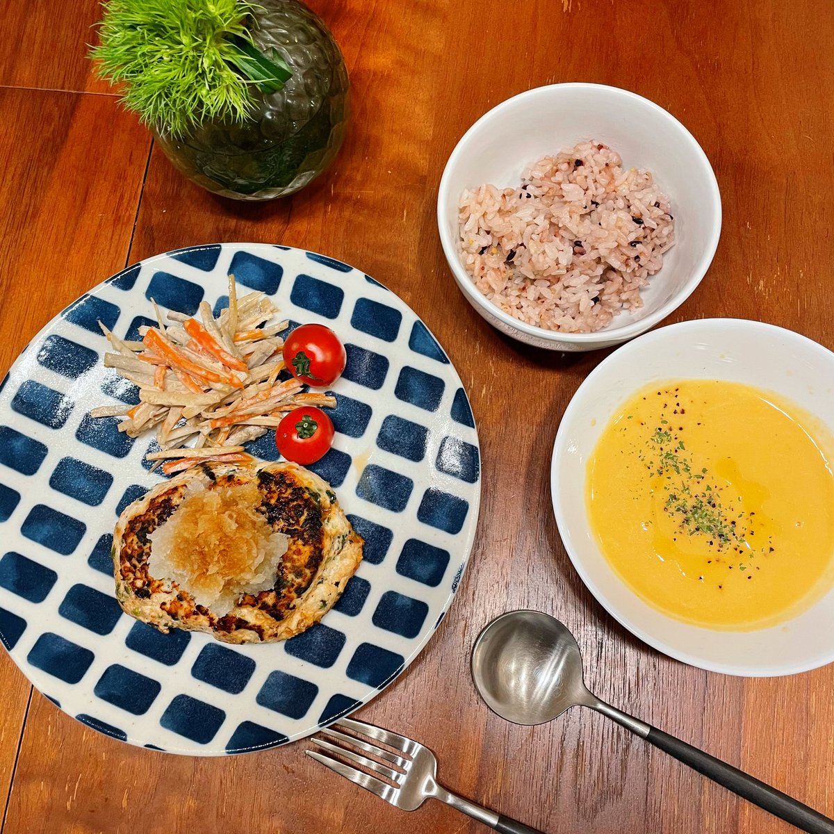 おゆきごはん 姪っ子の夜ごはんと大人の夜ごはんでした 味付けはほーーーんの少し 赤ちゃんはそれでもぱくぱく食べてくれる 人参ポタージュ 野菜パン 豆腐入りハンバーグ いちご 手作り離乳食頑張ってみたした 1日だから Twitter家庭