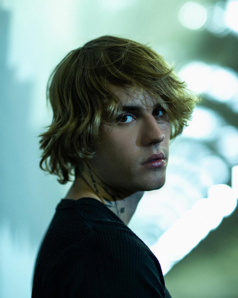 Hold on... there's a brand-new <a href="/justinbieber/">Justin Bieber</a> track 🙌 Listen to #HoldOn now on New Pop: pandora.app.link/09ZbmJSZmeb