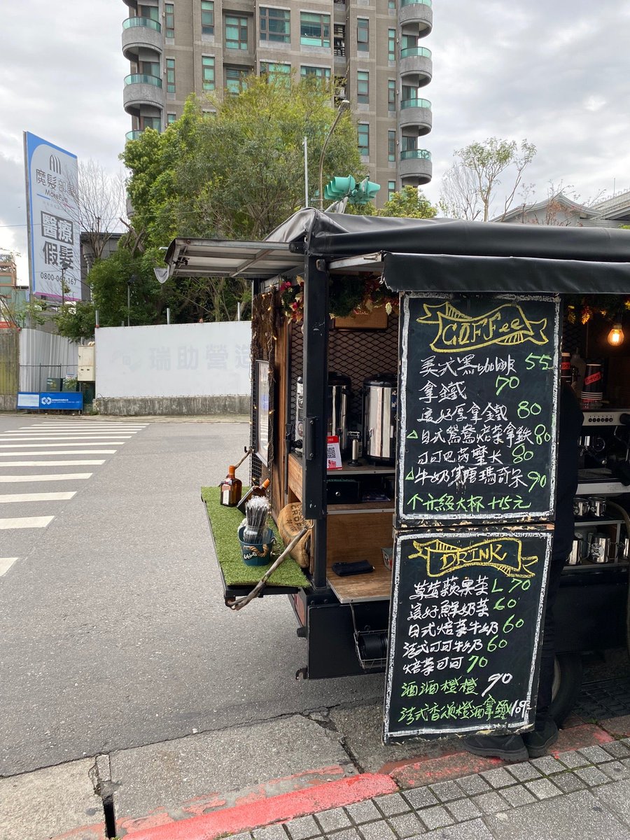 ric_chang's tweet photo. 七月才會再出現的門市，只好向外發展😔 (@ 7-11華碩門市 in 台北市) https://t.co/a7le6t82fM https://t.co/gLeBcIGNt9