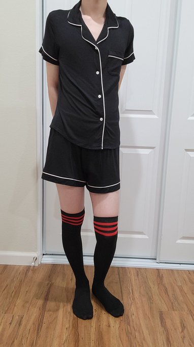1 pic. Girly summer short short pjs.1/3(see replies)
Ignore the lazy hairy legs ;w;
#femboy #sissy #crossdressing