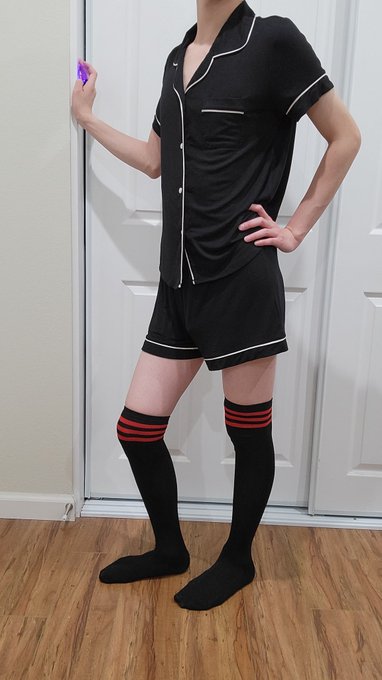 2 pic. Girly summer short short pjs.1/3(see replies)
Ignore the lazy hairy legs ;w;
#femboy #sissy #crossdressing