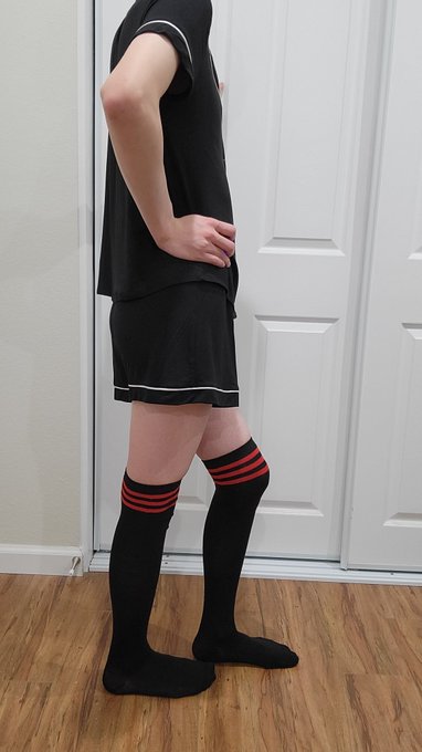 3 pic. Girly summer short short pjs.1/3(see replies)
Ignore the lazy hairy legs ;w;
#femboy #sissy #crossdressing