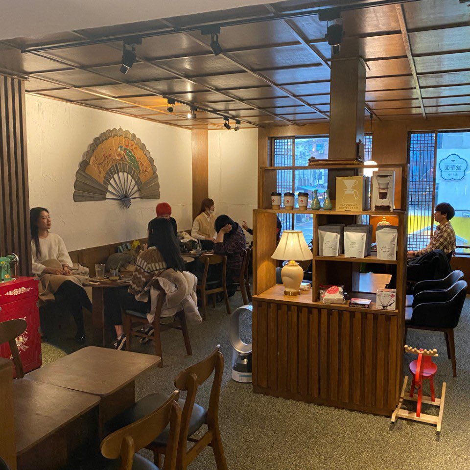 mainichi_kr's tweet photo. 観光客はあまり訪れない、知る人ぞ知る穴場カフェ「#커피볶는여자(#ROASTERYCAFE)」
人気商品は"よもぎラテ"🌿
ホットの方がよもぎの香りが強く、
アイスはよもぎもちを食べてるような気分に☕️💭
📍access📍
住所:ソウル 冠岳区 奉天洞 1613-4
最寄り駅:ソウル大学入口駅
営業時間:12:00〜23:30 https://t.co/0xeBix4fxw