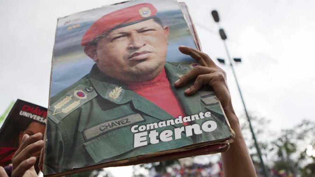 Hace 8 años, en medio del dolor, pude sujetar la mano del Comandante-Padre, Hugo Chávez, en sus últimos segundos de vida física. Le pedí que se fuera tranquilo y que nos iluminara siempre para completar su obra, la de Bolívar, la de la Patria, la de la esperanza y la igualdad.