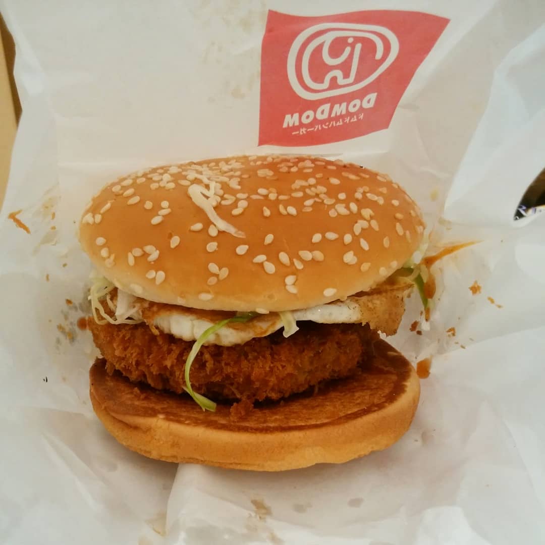 Kacchan0827's tweet photo. 花粉症が酷いので朝から耳鼻科行ったり、床屋行ったり何だかんだで、結局三ツ境へ #ドムさんぽ 。
実はまだ食べてなかったメンタマをいただきました。
揚げたてサクサクメンチと目玉焼きの組み合わせ、美味くないワケがない！
ご馳走さまでした〜。 https://t.co/4SCaIfBfCZ