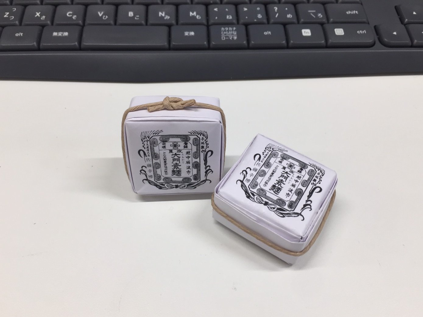 株式会社柿里 赤ちゃんのこぶしサイズのかわいい大門素麺のミニチュアを上司から頂きました 中身は入っておりません 笑 小さいですが社長の佐藤幸博の文字も ちなみに富山県砺波市にある本店花御堂では こんなに小さくはないですが食べやすい